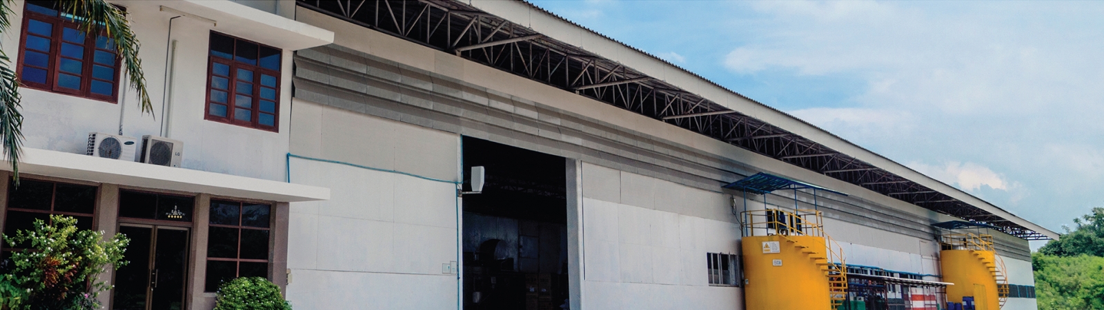about_02-1600x450
